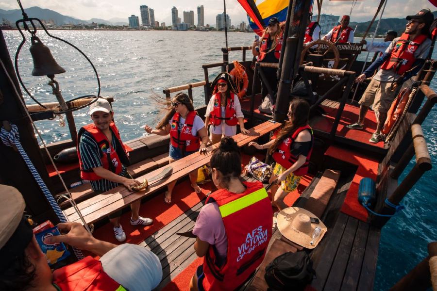 Familia disfrutando de la Experiencia en el Barco Pirata de Visit Santa Marta